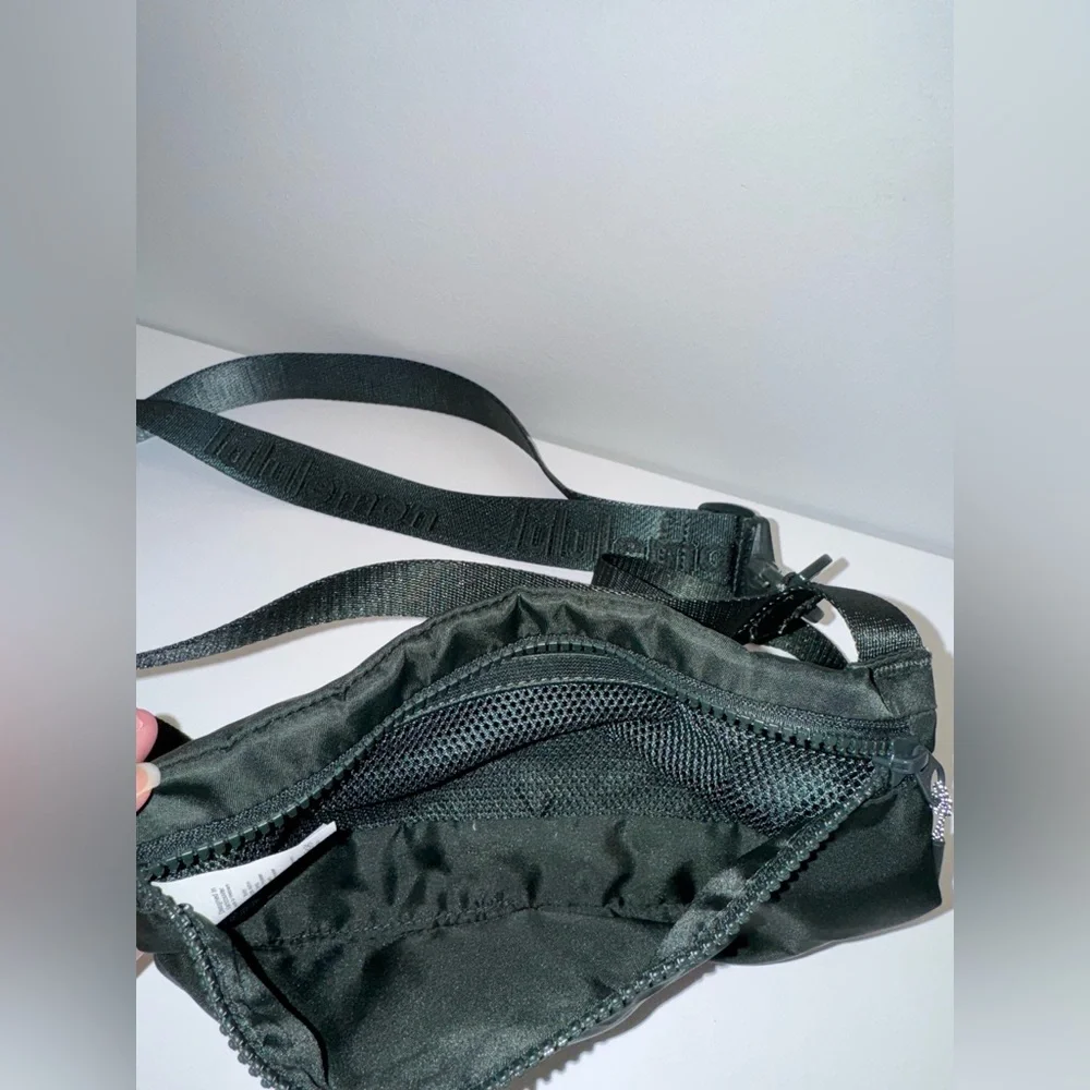 Lululemon Stow & Flow Yoga / Pilates Mat Strap Crossbody Bag in Forest Green - Picture 6 of 6